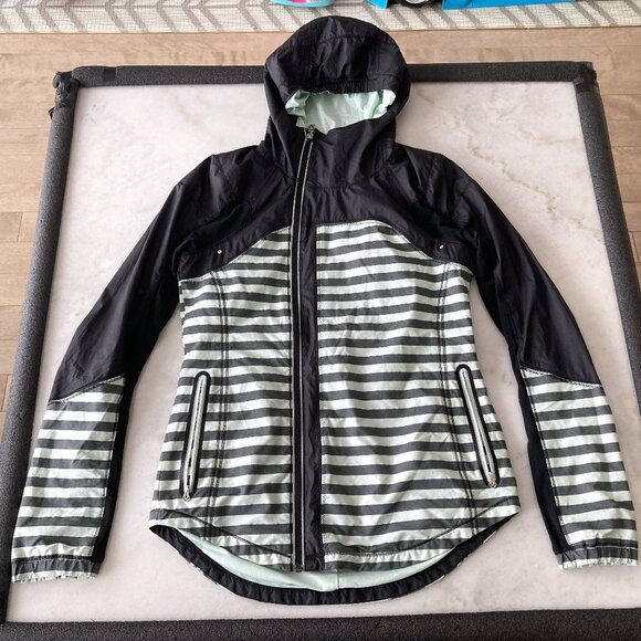 Like new! Lululemon Run Get Up & Glow Jacket coat Reflective, black & mint green - Picture 8 of 13
